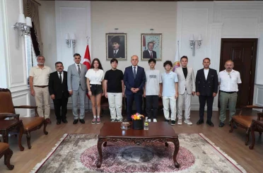 Vali Erol, LGS’de tam puan alan öğrencileri ağırladı 