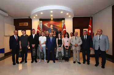 Vali İsmail Ustaoğlu LGS ve YKS şampiyonlarını tebrik etti
