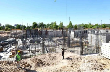 Vali Küçük, yapımı süren kültür merkezinde incelemelerde bulundu 
