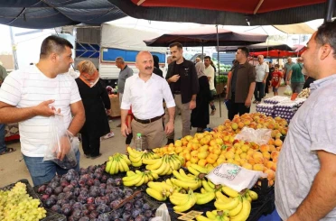 Vali Osman Varol semt pazarında vatandaşlarla buluştu 