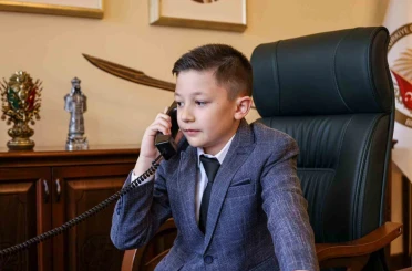 Vali Sözer, 23 Nisan’da makamını minik Yiğit’e devretti. 