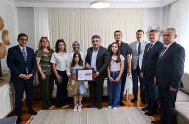 Vali Sözer, evde eğitim gören öğrencilerin karne sevincine ortak oldu 