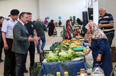 Vali Sözer kapalı pazarda tezgahları tek tek dolaştı 