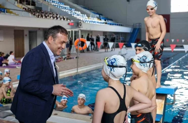 Vali Sözer kapalı yüzme havuzunda sporcularla bir araya geldi 