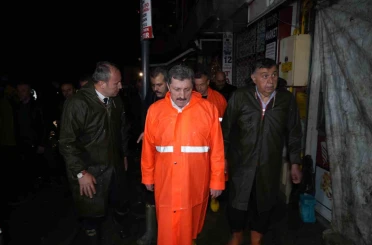 Vali Tavlı’dan sel açıklaması: "Can kaybı ve yaralanma yok, iş yerlerinde zararlar mevcut" 