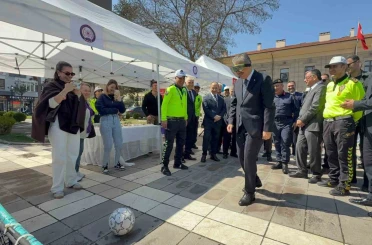 Vali Yılmaz alkol gözlüğünü taktı, futbol topunu kaleye göndermede hayli zorlandı 