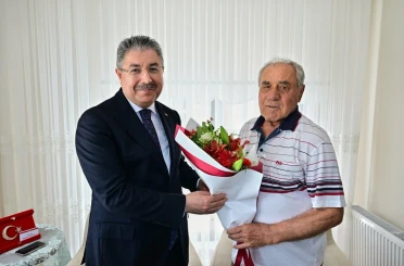 Vali Yılmaz, Babalar Günü’nde şehit ailesini ziyaret etti 