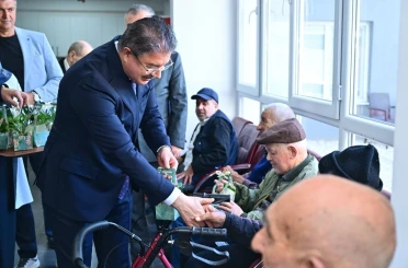 Vali Yılmaz, Yaşlı Bakım ve Rehabilitasyon Merkezi’nde Babalar Günü pastası kesti 