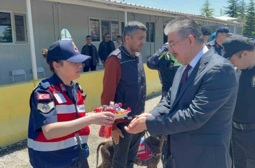 Vali Yılmaz’dan jandarma uygulama noktasında sürücülerle bayramlaştı 