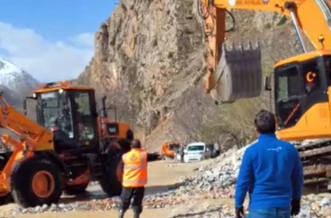 Van-Çatak kara yolu yeniden ulaşıma açıldı 