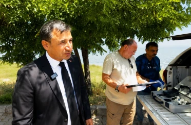 Van Gölü sahilindeki kirlilik ihbarları üzerine numune alındı 