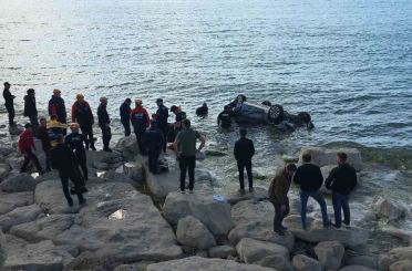 Van Gölü’ne uçan otomobildeki 1 kişi yaralandı 