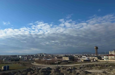 Van semalarında görsel şölen: Kümülüs bulutları ve Van Kalesi’nin muazzam uyumu 
