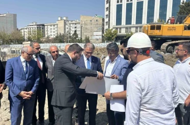 Van Valisi Balcı, Hazreti Ömer Camii inşaatını inceledi 