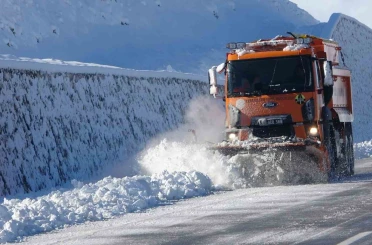 Van’da 390 yerleşim yerinin yolu kardan kapandı 