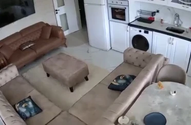 Van’da 5.2 büyüklüğünde deprem: Sarsıntı anı kamerada 
