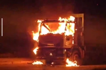 Van’da çöp kamyonu alev alev yandı 