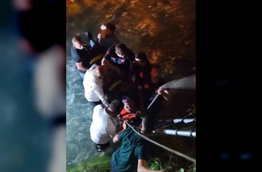 Van’da dereye düşen kamyonetin sürücüsü yaralandı 