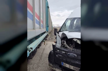 Van’da faciadan dönüldü: Tren ile okul servisi çarpıştı 