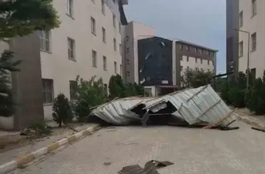 Van’da fırtına çatıları uçurdu
