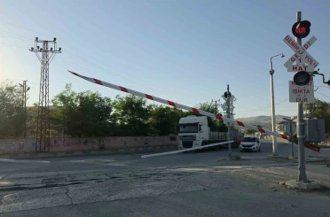 Van’da hemzemin geçitte sinyaller arızalanınca sürücüler zor anlar yaşadı 