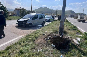 Van’da kamyonet aydınlatma direğine çarptı: 4 yaralı 