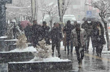 Van’da kar yağışı ve sis etkili oluyor 