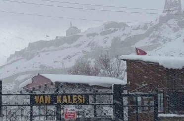 Van’da kardan dolayı kapanan 390 yoldan 230’u açıldı 