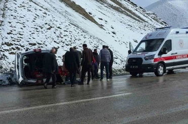 Van’da kaygan yolda devrilen kamyonette 1 kişi yaralandı 