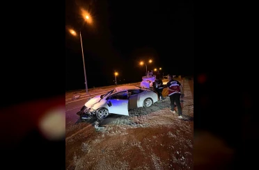 Van’da kaza yapan otomobilin bagajından çok sayıda bira kutusu çıktı 