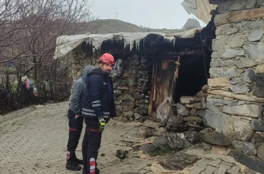 Van’da kümes ve tandır olarak kullanılan yapı çöktü 