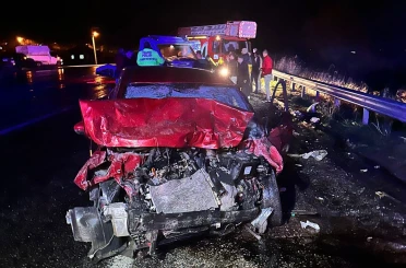 Van’da otomobil ile çekici kamyonet çarpıştı: 3 aralı 