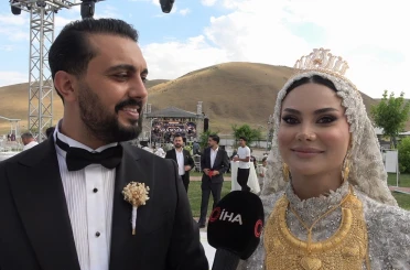 Van’da paraların havada uçuştuğu düğün: Damada yaklaşık 20 milyon TL, geline kilolarca altın takıldı 