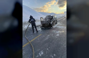 Van’da seyir halindeki kamyonet yandı 