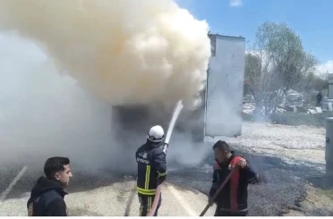 Van’da seyir halindeki tırın dorsesi yandı 