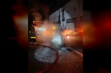 Van’da seyir halindeki tırın lastikleri yandı 