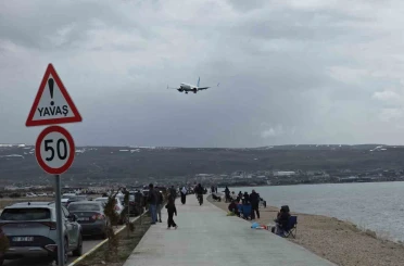 Van’da sıcak havayı fırsat bilen vatandaşlar sahile akın etti 