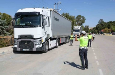 Van’da usulsüz park yapan tırlara yönelik denetim yaptı 