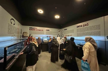 Vanlı kadın ve çocuklar müzeyi gezerek tarihi eserleri görme fırsatı buldular 
