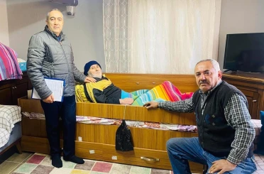 "Vatandaşa hizmet, Hakk’a hizmettir" diyerek yaşlıların ayağına gidiyor 