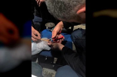 Vatandaşın parmağına yüzük sıkışan yüzüğü itfaiye çıkardı 