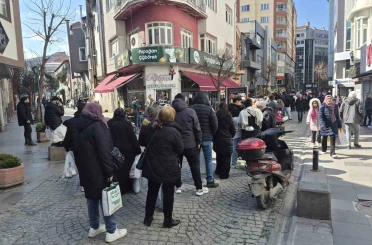 Vatandaşlar indirim için metrelerce kuyruk oluşturdu 
