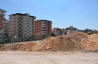 Vatandaşlardan yol kenarına dökülen hafriyatlara tepki 