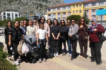 Veliler öğrenciyi darp ettiği iddia edilen öğretmene destek için okul önünde toplandılar 