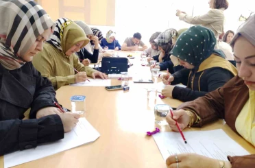 Veliler sınav sıralarına çocukları için oturdu 