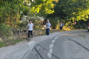 Virajı alamayan minibüs devrildi: 2 yaralı 