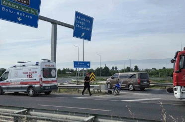 Virajı alamayan motosiklet sürücüsü bariyere çarptı 