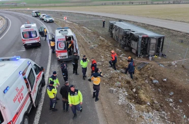 Virajı alamayan otobüs şarampole devrildi: 23 yaralı