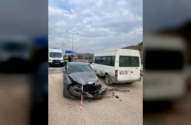 Virajı alamayan otomobil park halindeki araca çarptı: 3 yaralı 