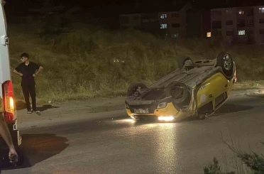 Virajı alamayan ticari taksi ters döndü: 2 yolcu yaralandı 